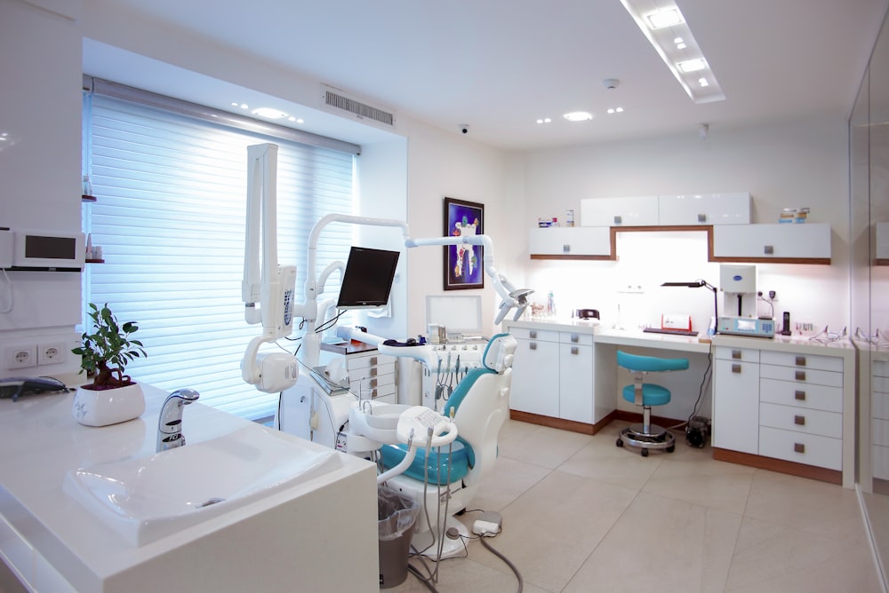 Consultorio odontológico moderno con equipamiento digital