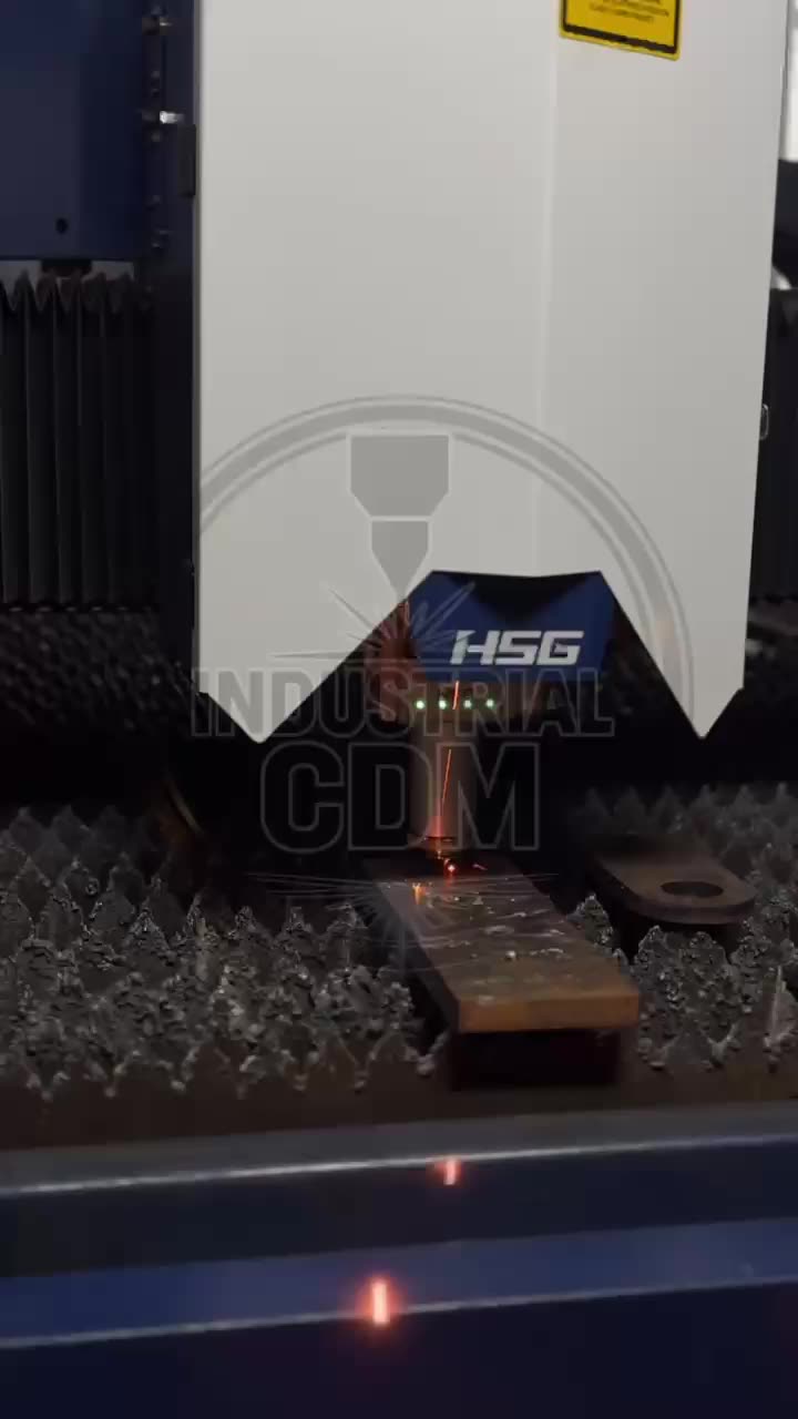 Maquina laser HSG en operacion durante una capacitacion tecnica de Industrial CDM