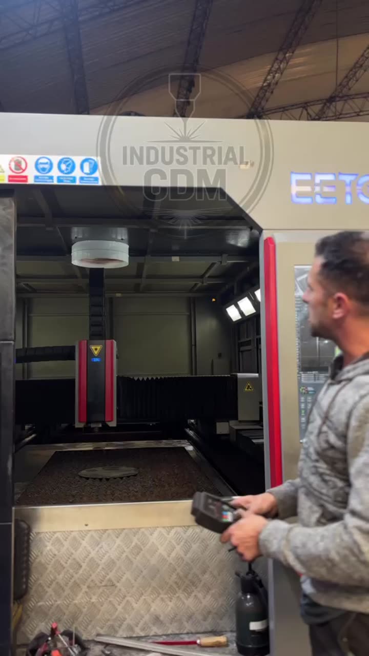 Instalacion de extractor de gases sobre una maquina laser industrial
