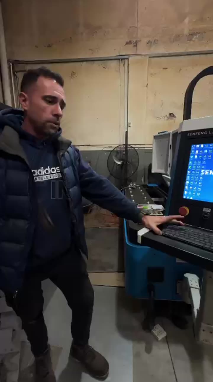 Tecnico realizando limpieza y revision tecnica en el tablero de una maquina laser